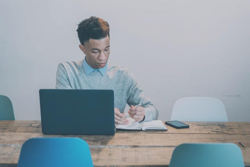 Gruppo di studenti che lavora su keyword mapping